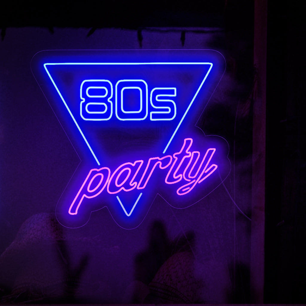 "80s Party Neon Sign" legt de retro-essentie van de jaren 80 vast met opvallende neonkleuren en iconische vormen. Transformeer je ruimte in een nostalgische dansvloer met deze levendige neonlamp, perfect voor een energiek feest met jaren 80-thema.
