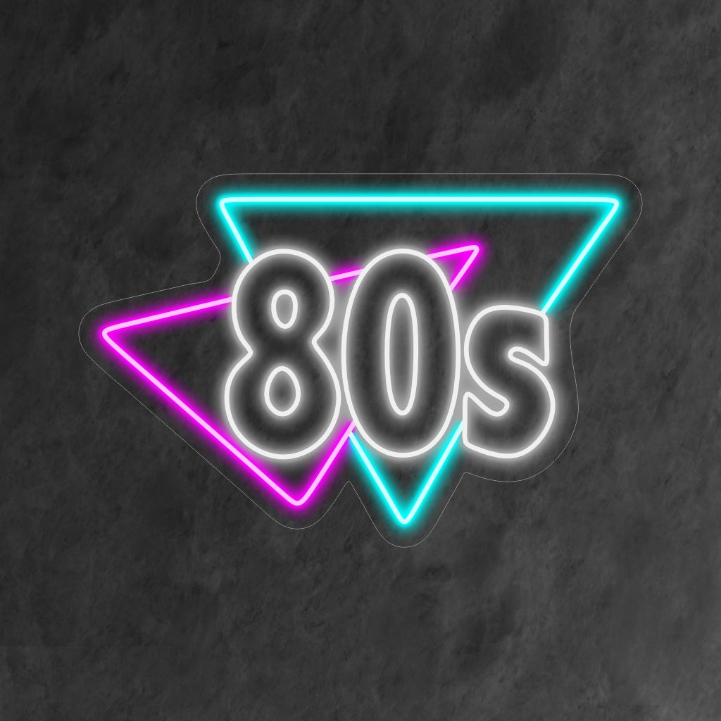 "80s Retro Style Neon Sign" brengt de levendige sfeer van de jaren 80 terug in een strak neondesign. Verfraai uw ruimte met nostalgische flair en felle kleuren en leg de essentie van het retrotijdperk vast.