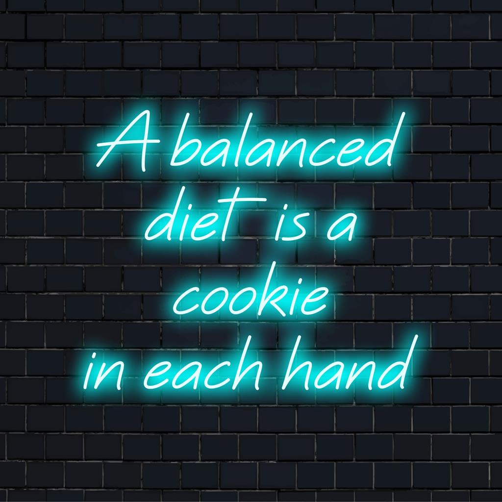 Op maat gemaakt LED-neonbord met een humoristische quote over koekjes in beide handen, perfect als eigenzinnige decoratie aan de muur.