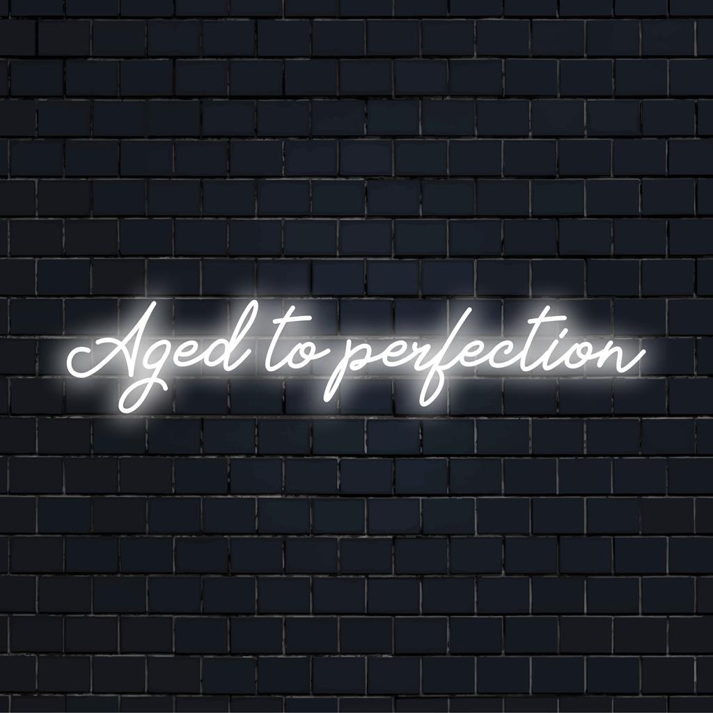 LED-neonreclame met de tekst Aged To Perfection in een stijlvol lettertype, ideaal om elke ruimte een persoonlijk tintje te geven.