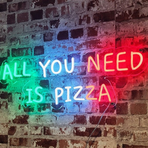 "All You Need Is Pizza Neon Sign" - Een speels neonlicht dat de liefde voor pizza viert en een heerlijke en leuke sfeer toevoegt aan de inrichting van uw pizzeria of keuken.