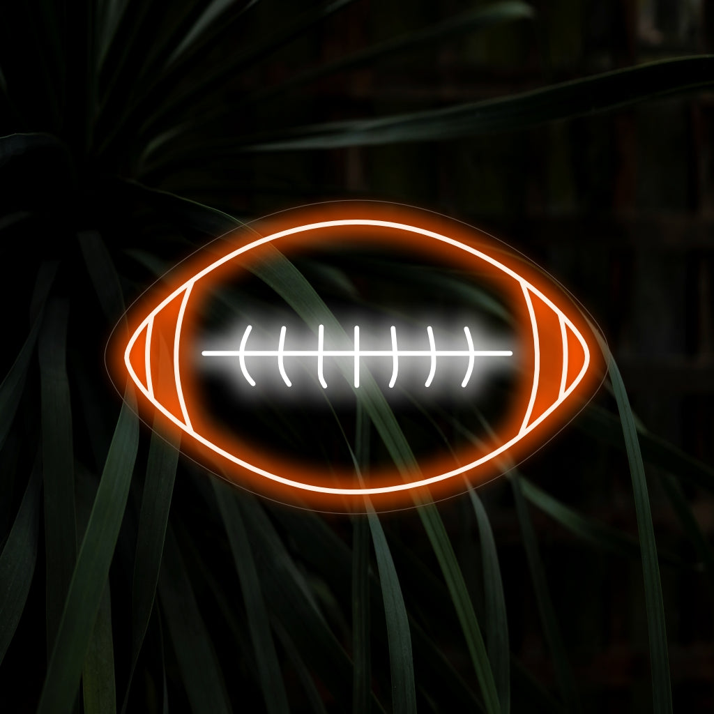 "American Football Ball Neon Sign" - Een dynamisch neonlicht met de iconische American Football-bal, dat een sportieve en energieke sfeer toevoegt aan uw speelkamer of sportthema-inrichting.