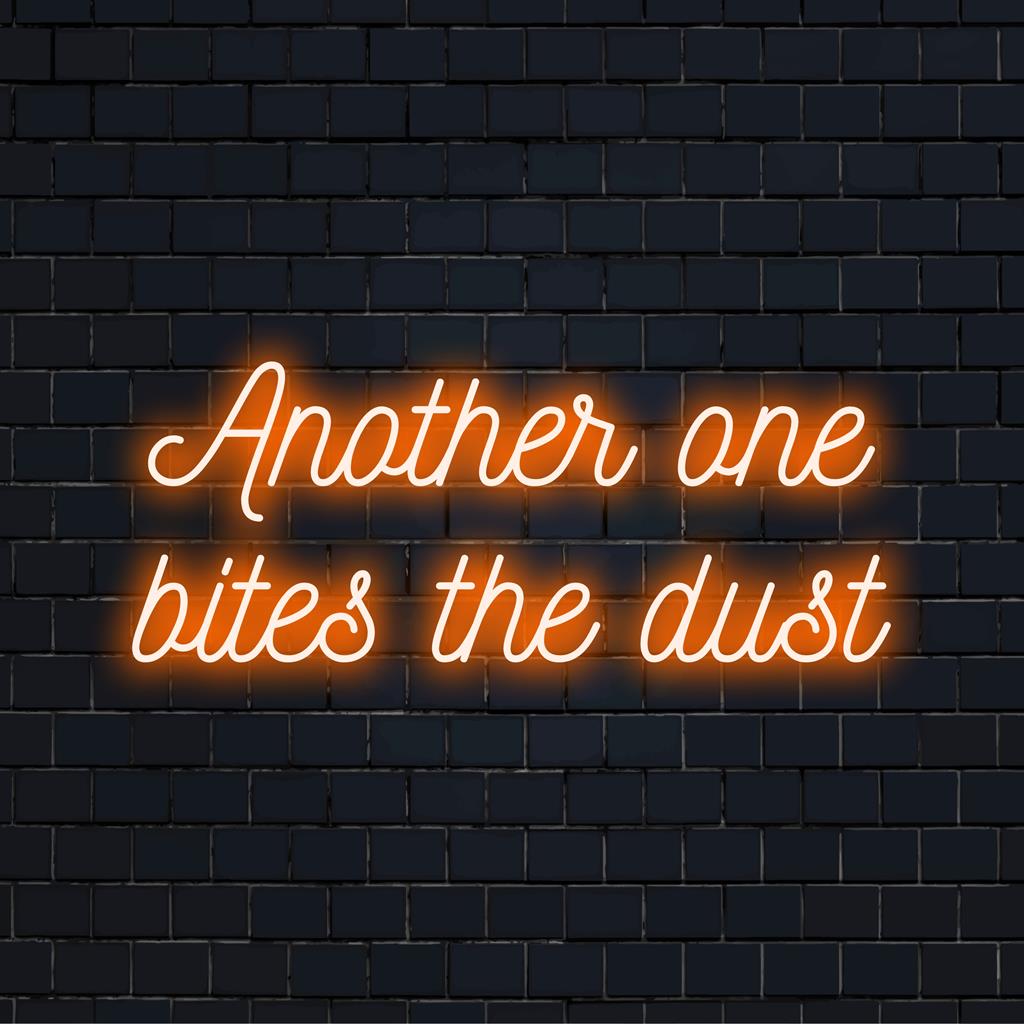 Een aangepast LED-neonbord met de tekst Another One Bites The Dust, met levendige neonlichtkunst, dat de moderne kamerinrichting verfraait.