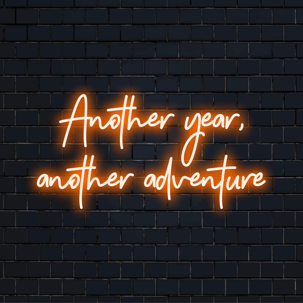 Een aangepast LED-neonbord met de tekst Another Year, Another Adventure, perfect voor een vrolijke en persoonlijke decoratie.