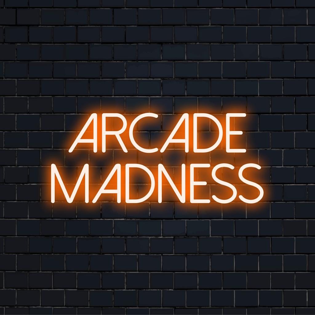 Het neonbord Arcade Madness straalt een levendig licht uit, perfect voor de sfeer in een gamekamer; op maat gemaakte LED-wandkunst voor een nostalgische decoratie.