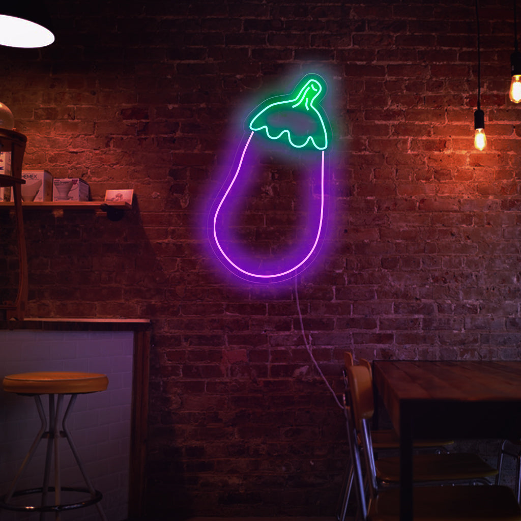 "Aubergine Neon Sign" - Een uniek neonlicht met de afbeelding van een aubergine, dat culinaire charme en levendigheid toevoegt aan de inrichting van uw keuken of eetkamer.