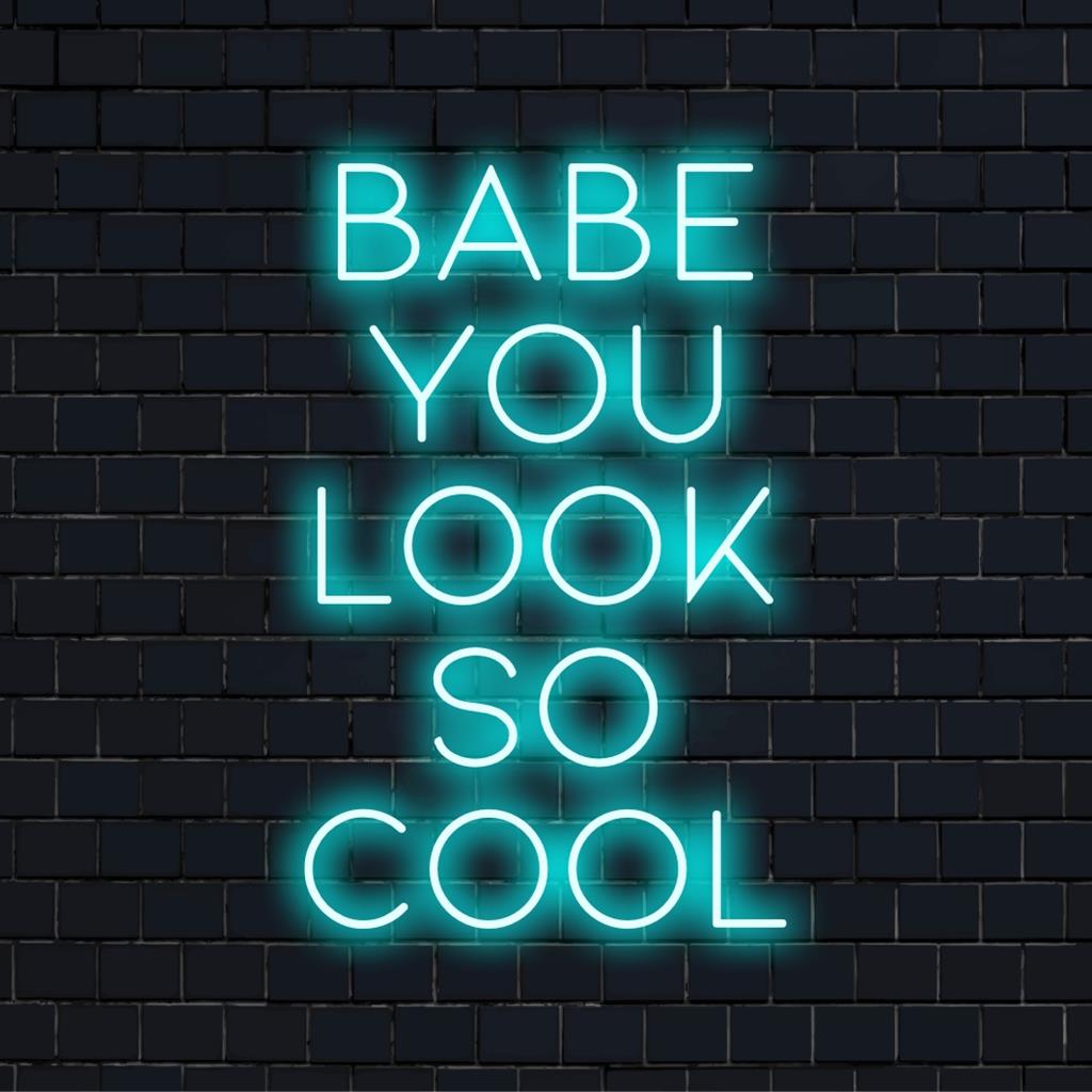 Fel neonbord met de tekst Babe You Look So Cool; combineert neoncitaten met grafisch ontwerp voor een unieke decoratieve statement.