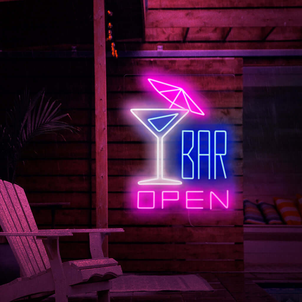 Op de foto is een neonreclame te zien met links een cocktail met een parasol en rechts de tekst 'open bar'. Deze neonreclame is ideaal voor bars, zowel binnen als buiten.