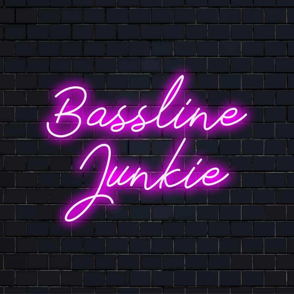 LED-neonreclame met dynamische 'Bassline Junkie'-typografie, speciaal ontworpen voor energieke ruimtes. Aangepaste LED-decoratie voor muziekliefhebbers.