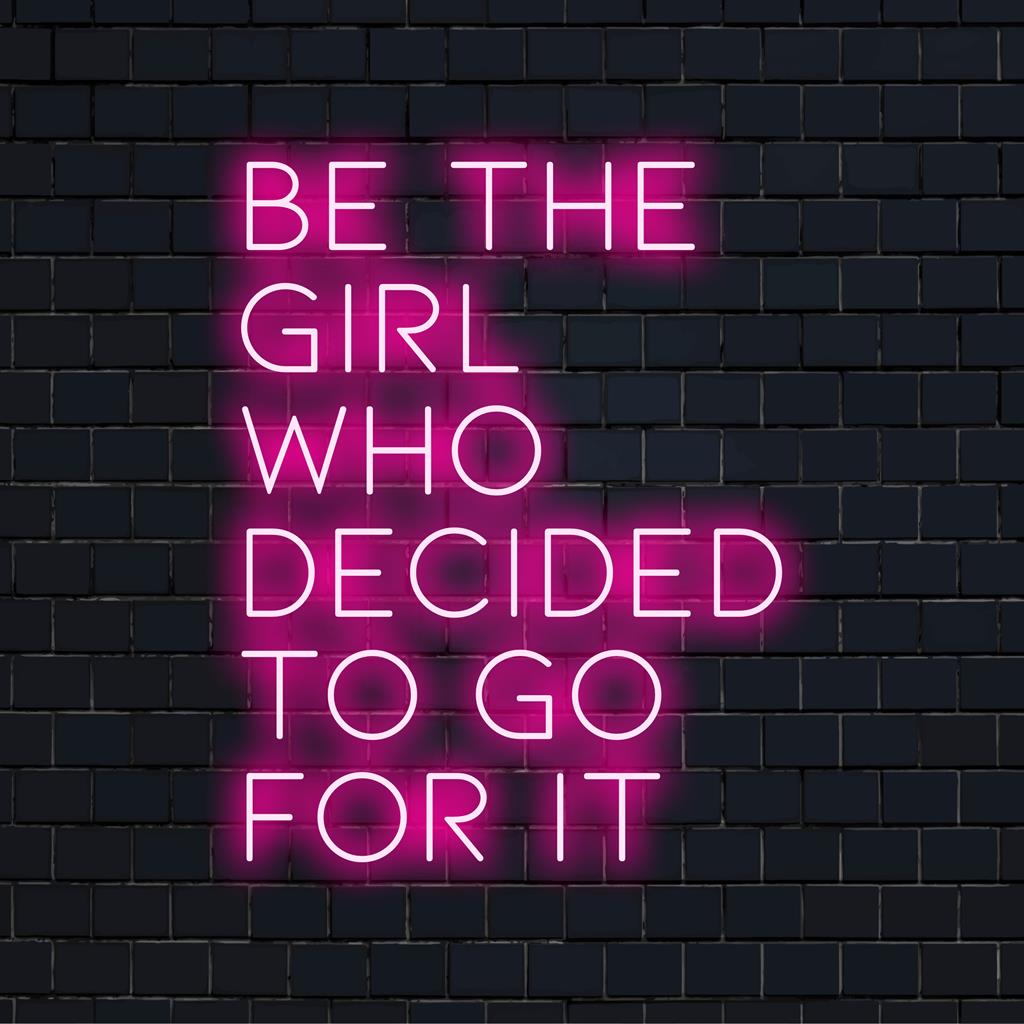 Op maat gemaakt LED-neonbord met de motiverende quote 'Be The Girl Who Decided To Go For It', perfecte neonverlichting ter inspiratie.