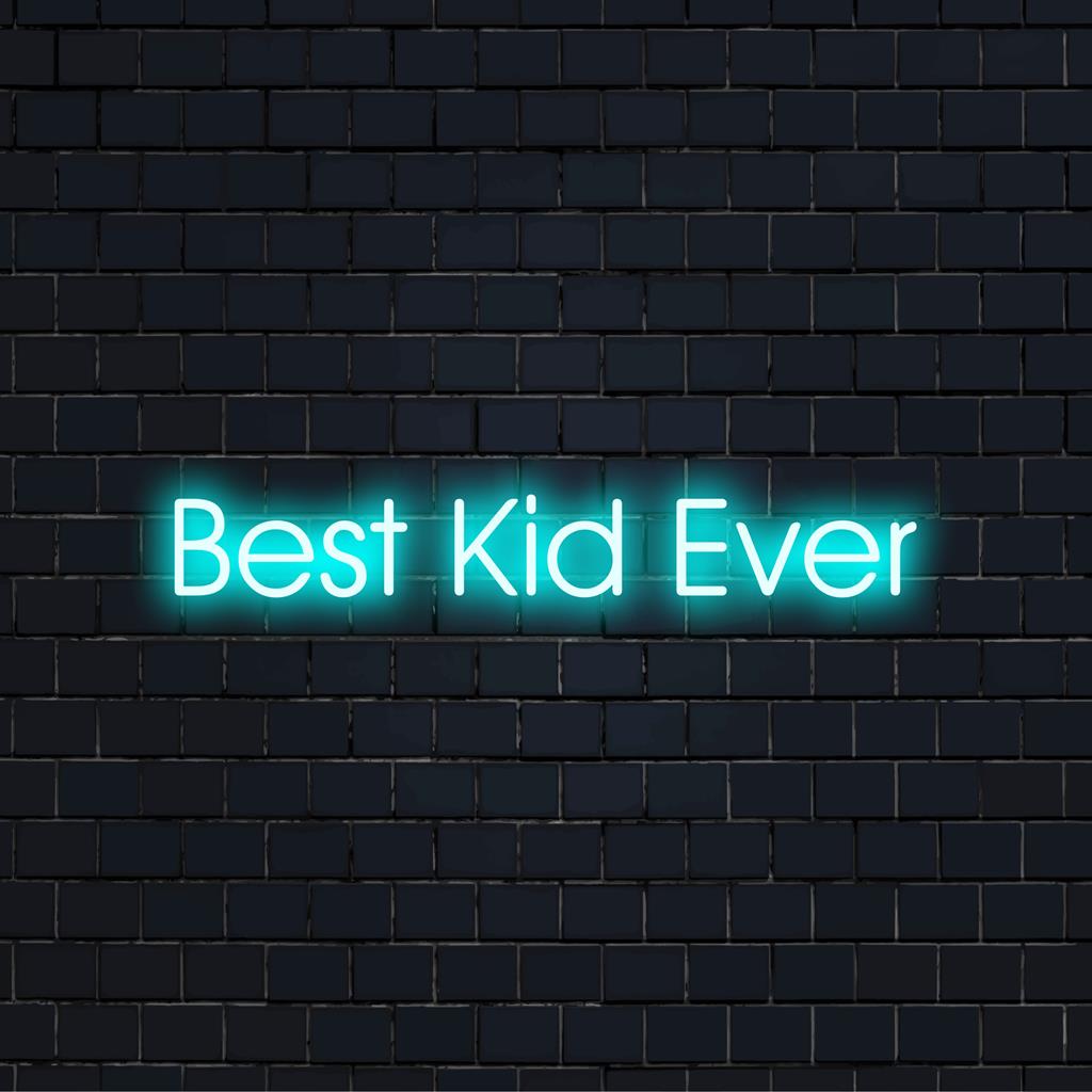 Op maat gemaakt LED-neonbord met de tekst Best Kid Ever dat fel oplicht; ideaal voor gepersonaliseerde neonkunst aan de muur.