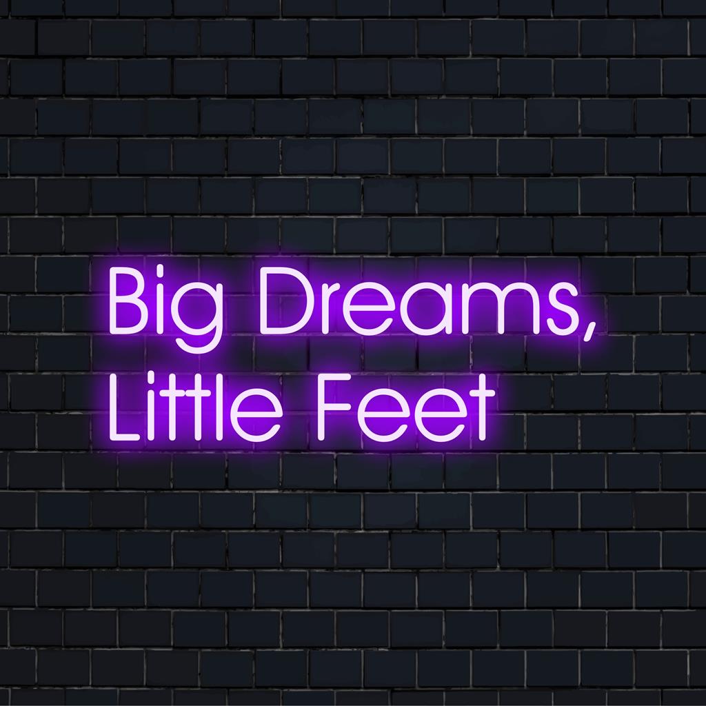 LED-neonreclame met de tekst Big Dreams, Little Feet in zacht licht; perfect om een speelse toets aan elke ruimte toe te voegen.