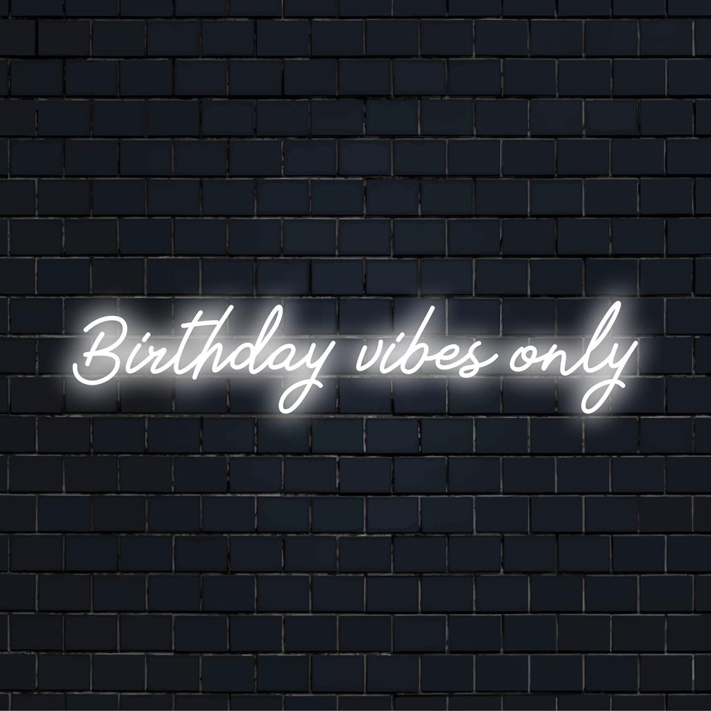 Gepersonaliseerde LED-neonreclame met de tekst 'Birthday Vibes Only' in levendige tinten. Perfecte neonverlichting voor feestelijke ruimtes.