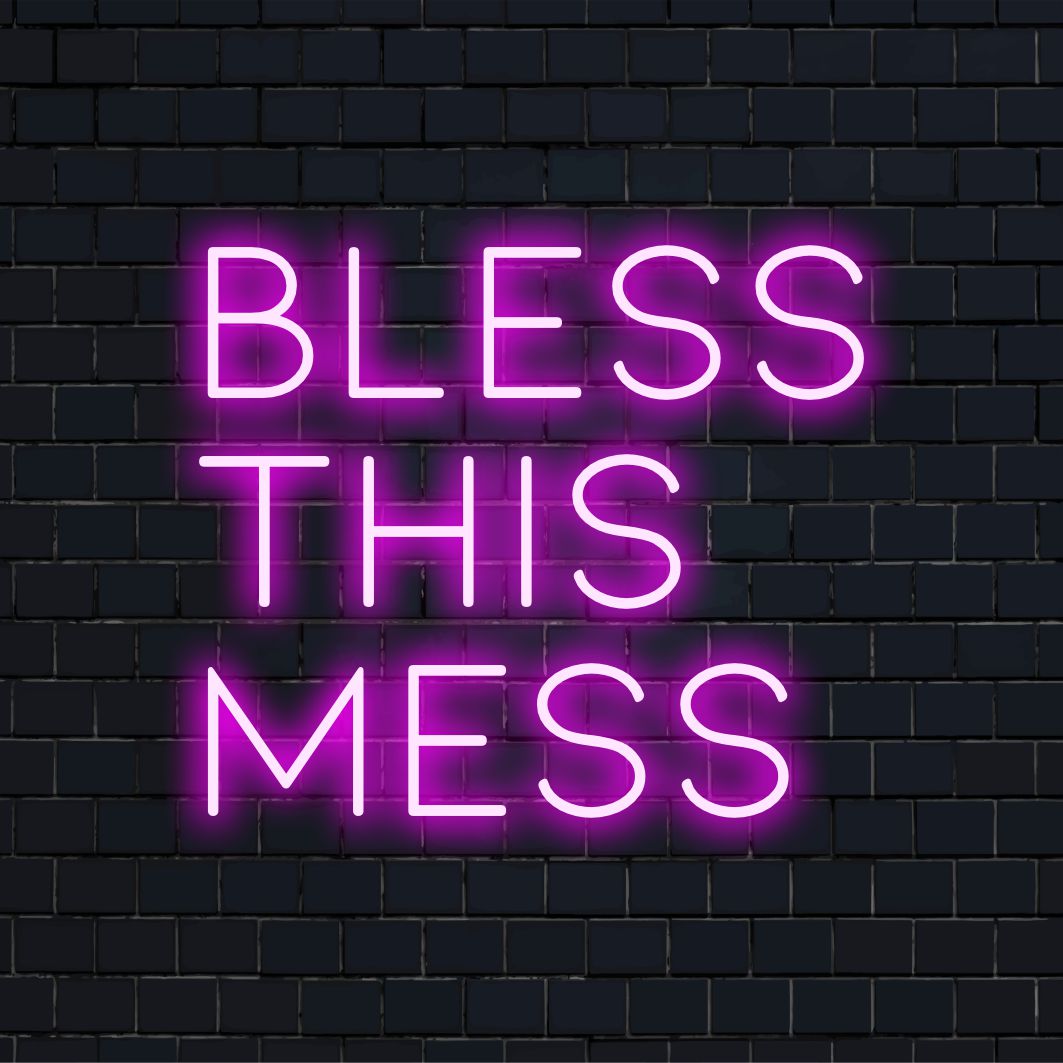LED-neonreclame met de tekst 'Bless This Mess' in levendige kleuren, perfect om elke ruimte extra flair te geven. Neon citaatkunst.