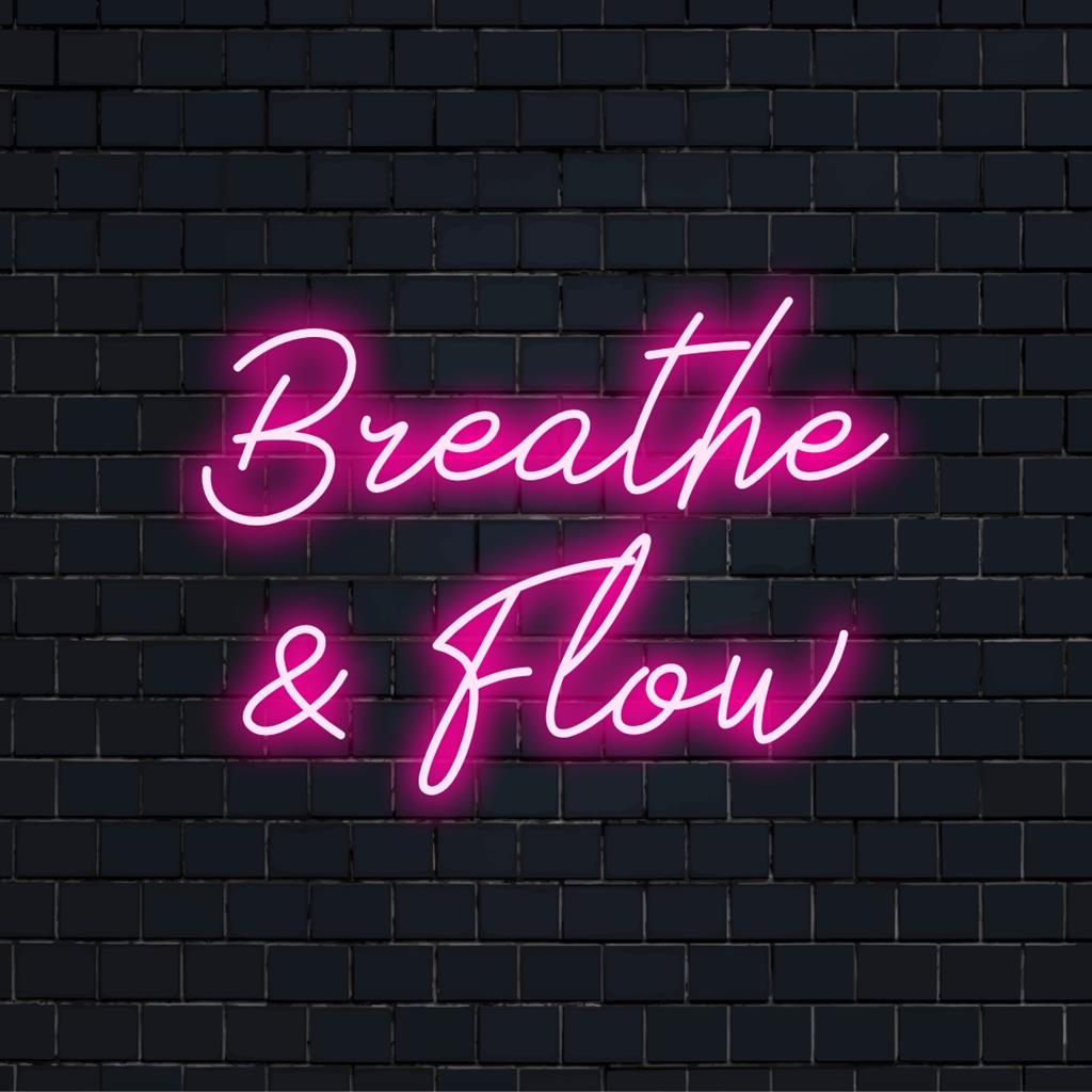 LED-neonreclame met de tekst Breathe And Flow, een kalmerende en stijlvolle wanddecoratie voor ruimtes waar mindfulness centraal staat.