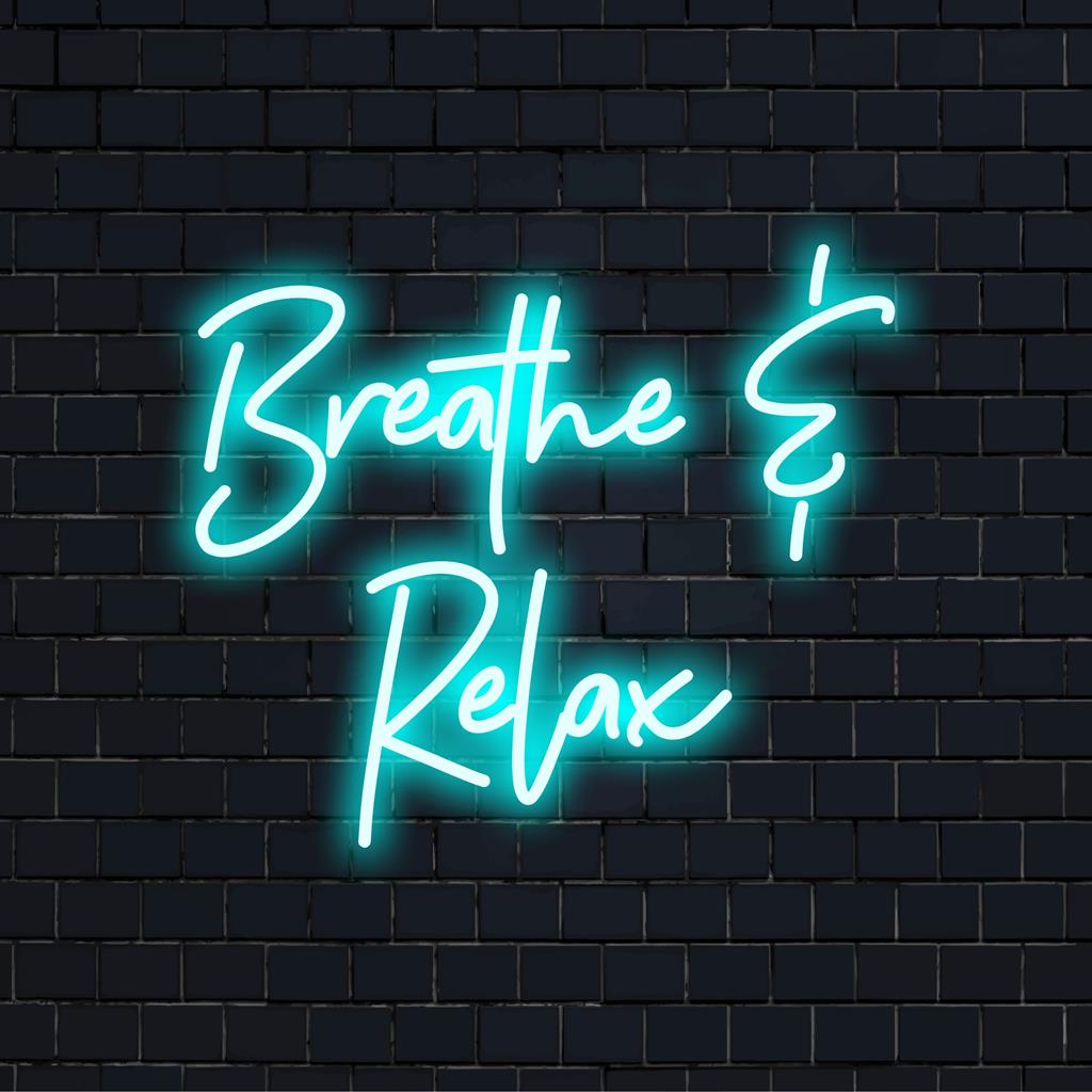 Levendig LED-neonbord met de tekst Breathe Relax, ideaal voor rustige ruimtes, moderne wanddecoratie en persoonlijke sfeerverlichting.