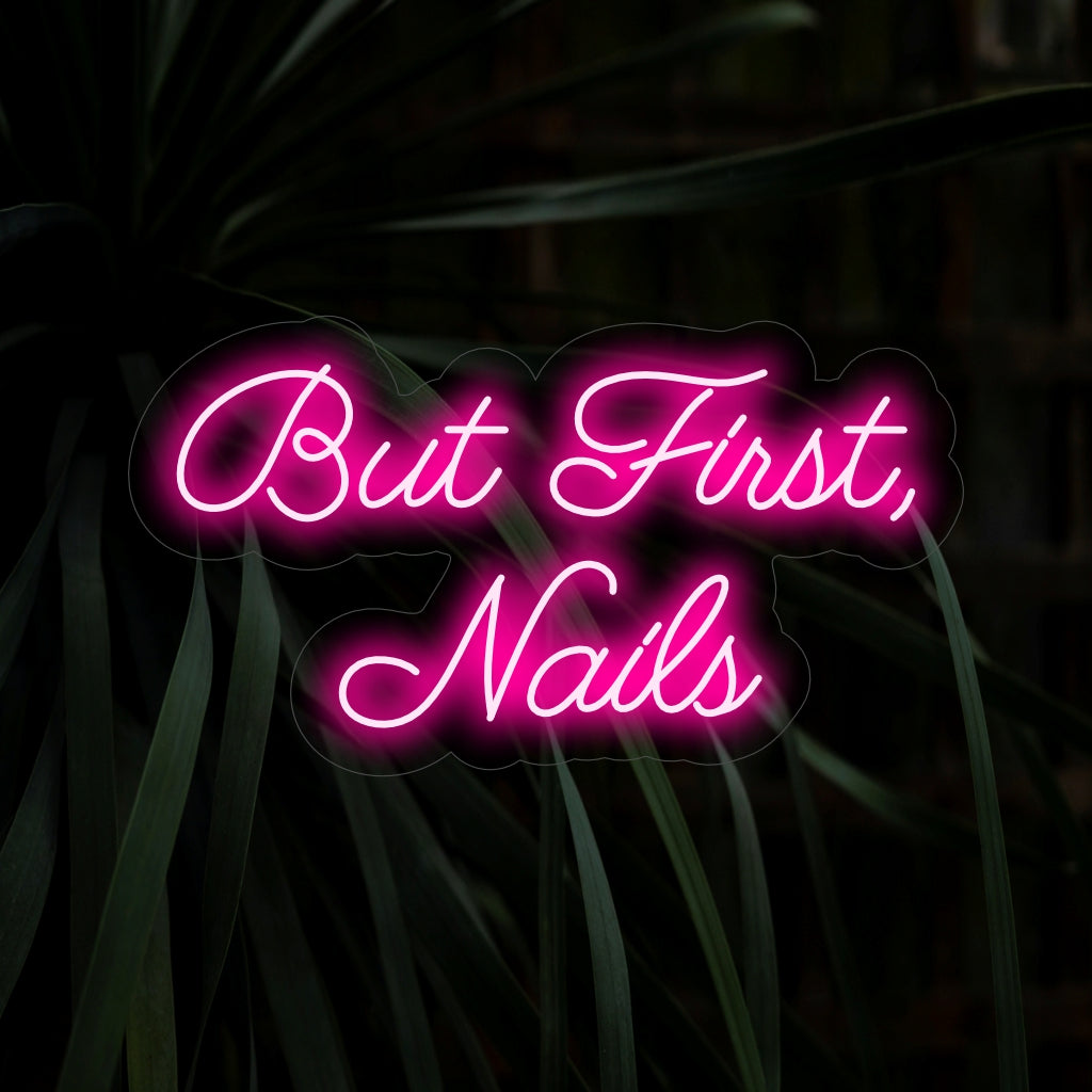 "But First, Nails Neon Sign" schittert met een nagellakflesje en legt de essentie van zelfzorg vast. Een chique toevoeging aan beauty- en nagelsalons, die de sfeer creëert voor verwensessies.
