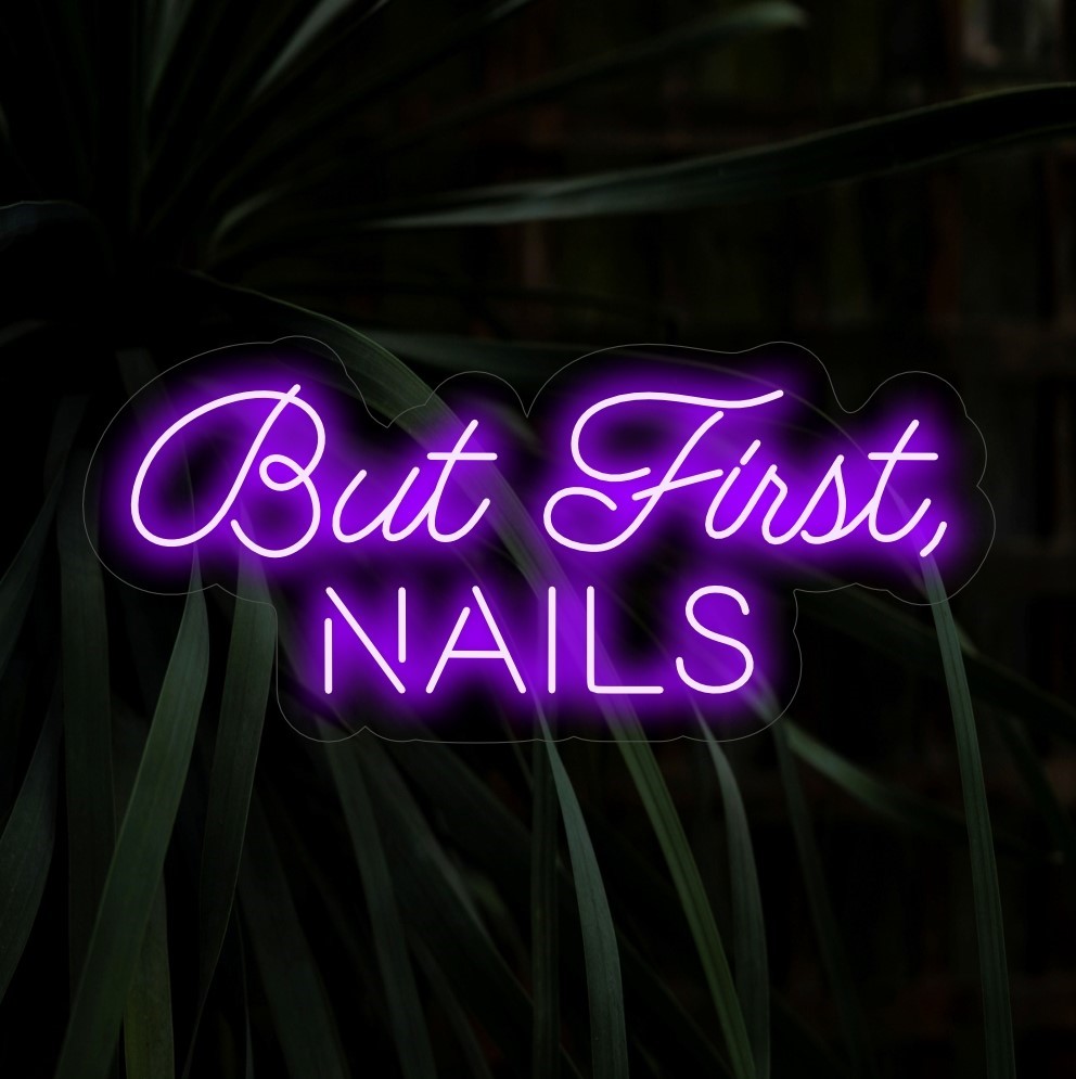 "But First, Nails Neon Sign" - Een stijlvol neonlicht met een chique en krachtige boodschap, dat een elegante sfeer creëert en het belang van zelfzorg in uw nagelsalon of schoonheidssalon benadrukt.