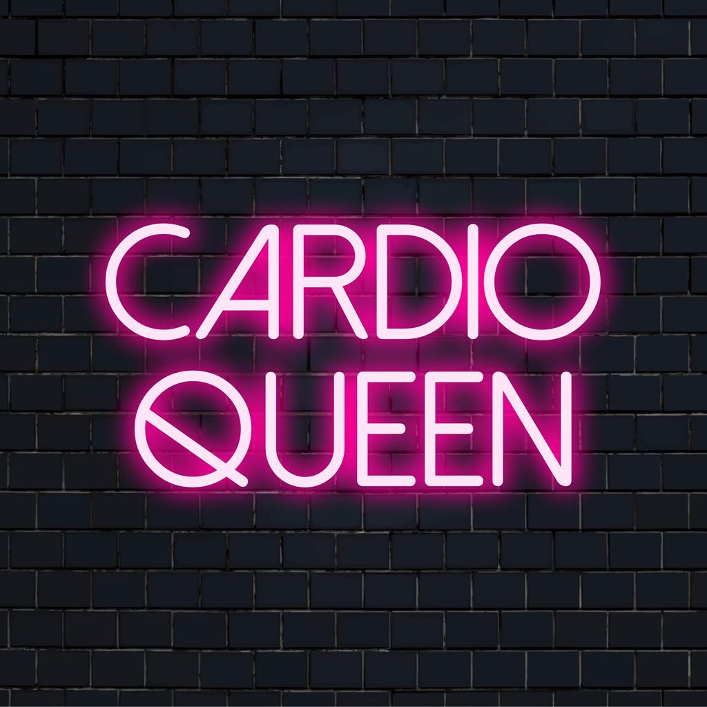 Op maat gemaakt LED-neonbord met de tekst Cardio Queen in elegant, cursief schrift, ideaal voor trainingsruimtes of door de sportschool geïnspireerde decoraties.