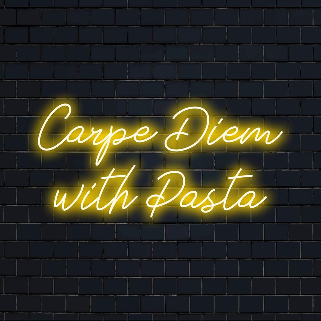 Levendig, handgemaakt neonbord met de tekst 'Carpe Diem With Pasta', dat een inspirerende mantra en liefde voor pasta combineert in gloeiende LED-neonkunst.