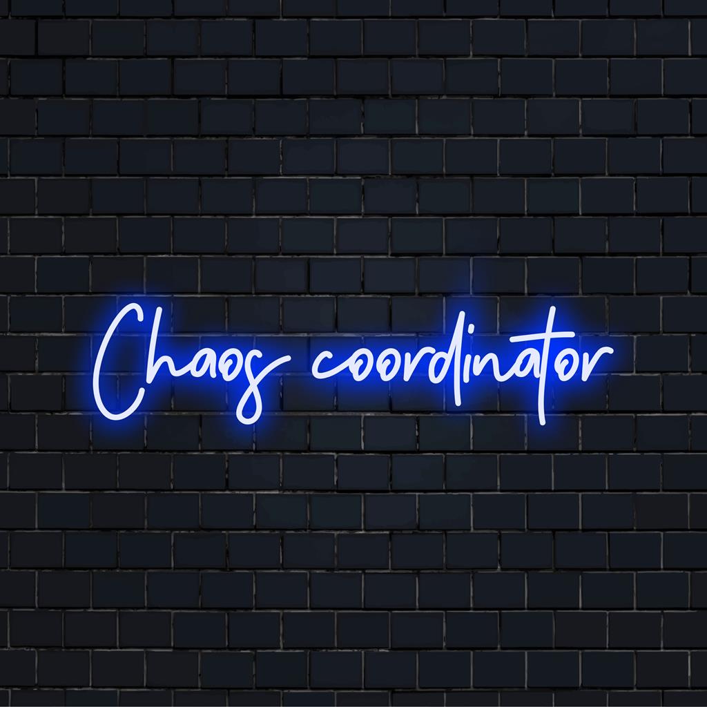 Op maat gemaakt LED-neonbord met de tekst 'Chaos Coordinator', perfect verlicht voor een elegante werkplek; met neon-woordkunst en moderne inrichting.