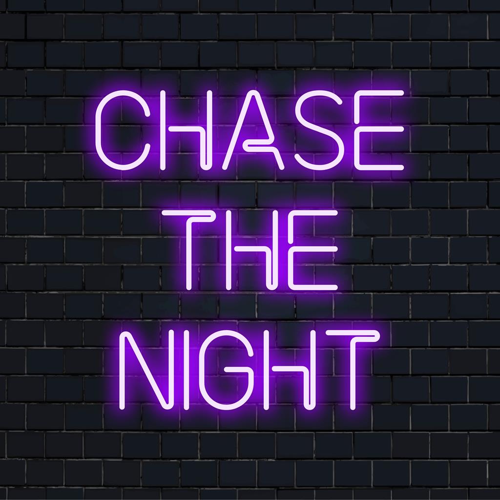 Levendig LED-neonbord met de tekst Chase The Night; ideaal voor gepersonaliseerde neonverlichting in elke kamer.