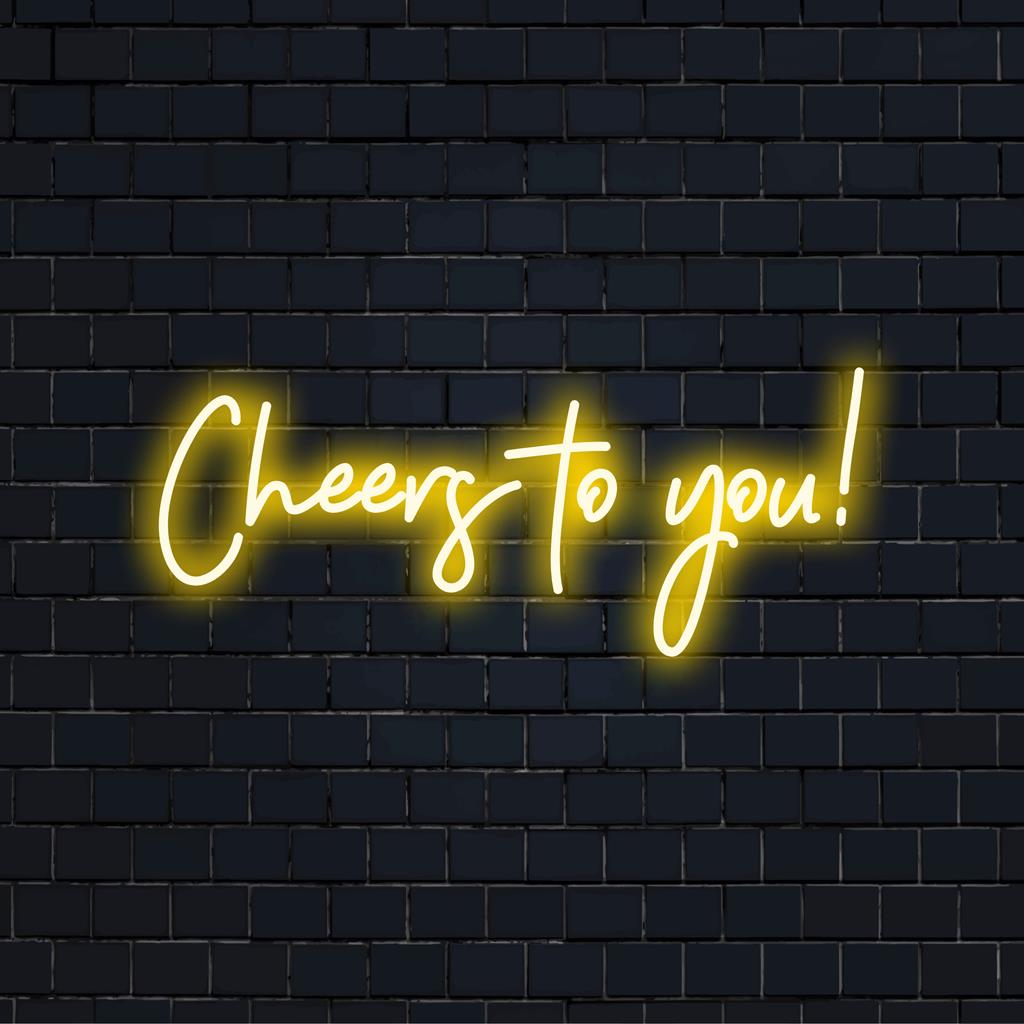 Levendige Cheers To You! neon-display, een combinatie van gepersonaliseerde neonkunst met levendige LED-verlichting voor een feestelijke decoratie.
