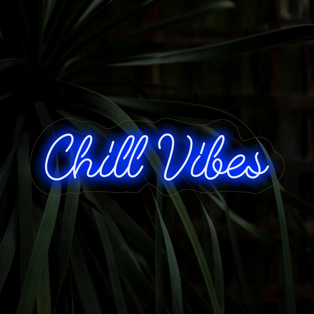 "Chill Vibes Neon Sign" - Een trendy en relaxt neonlicht met de tekst "Chill Vibes". Het creëert een coole en ontspannen sfeer in uw ruimte met zijn stijlvolle en moderne design.