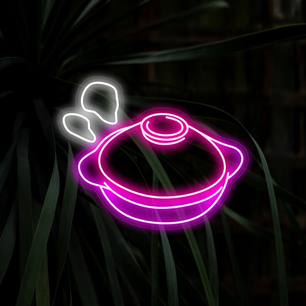 "Clay Cooking Pot Neon Sign" is een smaakvolle toevoeging aan uw keukeninterieur, met de charmante afbeelding van een kleien kookpot die rook uitstoot. Verlicht uw ruimte met de warme en uitnodigende sfeer van deze culinair geïnspireerde neonlamp.