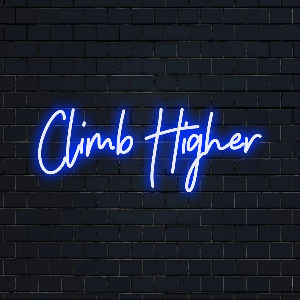 Een op maat gemaakt LED-neonbord met de tekst Climb Higher in een stijlvol lettertype met gloeiende blauwe tinten, perfect als motiverende wanddecoratie.