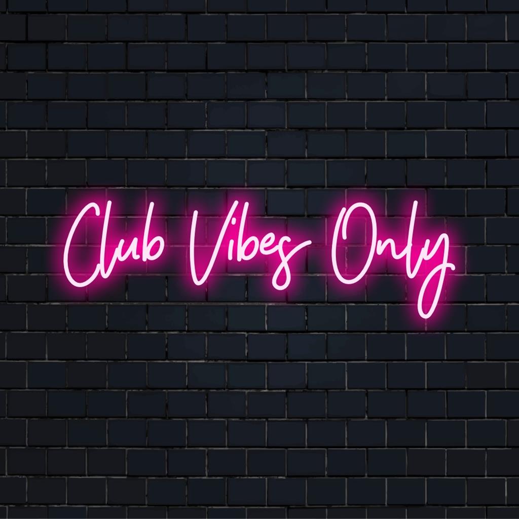 Op maat gemaakt LED-neonbord met oplichtende Club Vibes Only-tekst, perfect voor het verlichten van een levendige ruimte met moderne neonkunst.