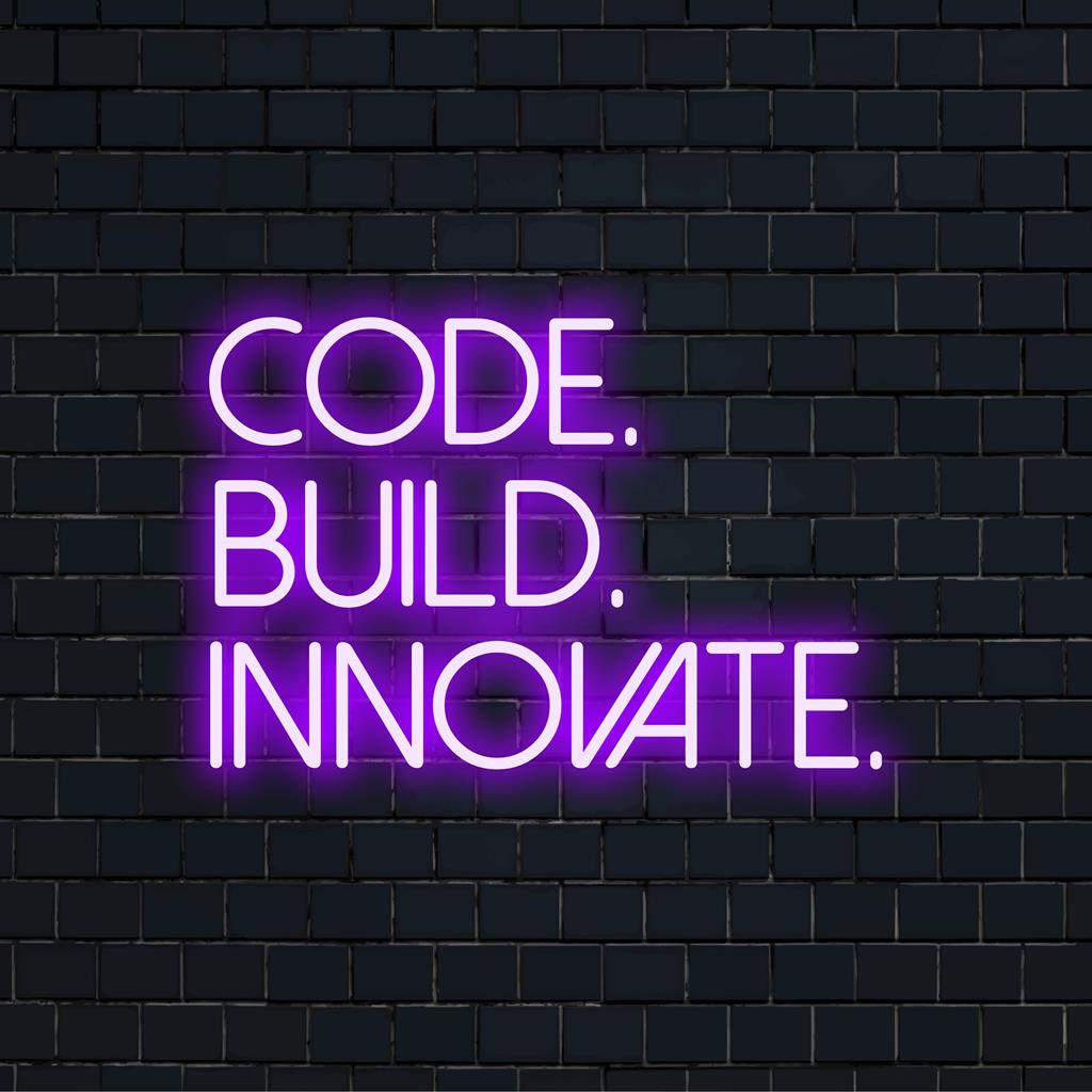 LED-neonreclame met de woorden Code, Build, Innovate: opvallende en levendige woorden, perfect voor persoonlijke inspiratie en decoratie.