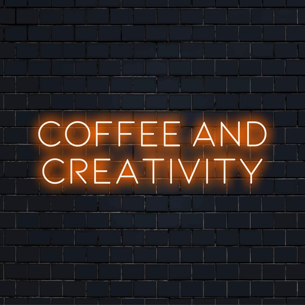Op maat gemaakt neonbord met de tekst Coffee And Creativity, uitgevoerd met gloeiende LED-verlichting. Ideaal voor een moderne inrichting of om uw ruimte te personaliseren.