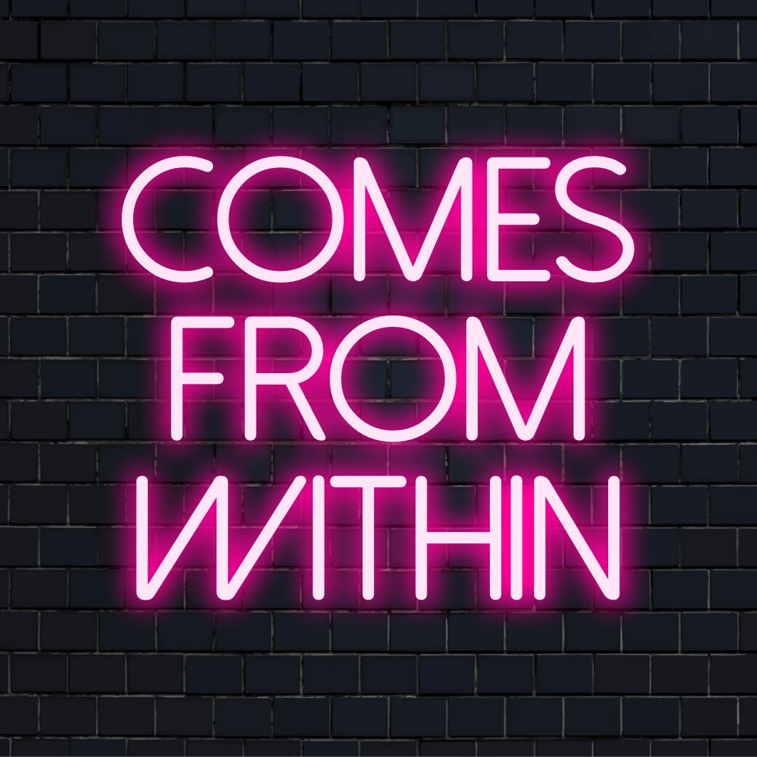 Een op maat gemaakt LED-neonbord met de tekst 'Comes From Within' dat een levendig licht uitstraalt, perfect voor een unieke en inspirerende inrichting.