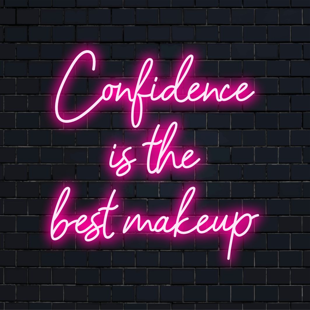 Op maat gemaakt LED-neonbord met de quote 'Confidence is the Best Makeup', perfect als neonmuurkunst en unieke kamerdecoratie.