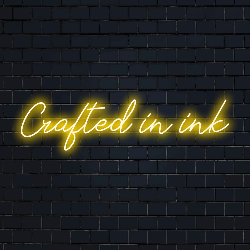 LED-neonreclame met de naam Crafted In Ink, perfect om een persoonlijke touch aan elke ruimte toe te voegen met levendige neondecoraties.