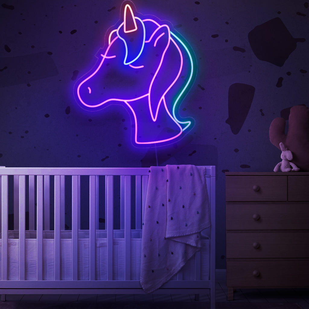 "Cute Unicorn Neon Sign" licht op met een neonlicht en geeft de kamer van uw kind een betoverende en schattige uitstraling. Ideaal voor het creëren van een dromerige en magische sfeer in slaapkamers of speelruimtes.