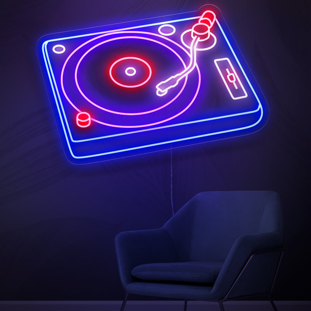 "DJ Turntable Neon Sign" licht op met een ritmisch licht en vult uw ruimte met de levendige energie van de muziekscene. Perfect voor muziekliefhebbers en creatieve omgevingen.