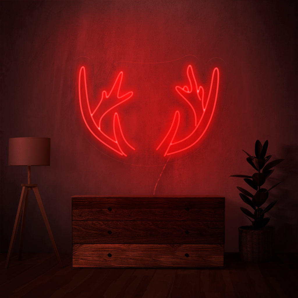 Het neonbord "Deer Horns" licht op met een rustieke gloed en brengt de ongerepte schoonheid van de natuur naar uw ruimte. Ideaal voor natuurliefhebbers en omgevingen met een rustiek thema.