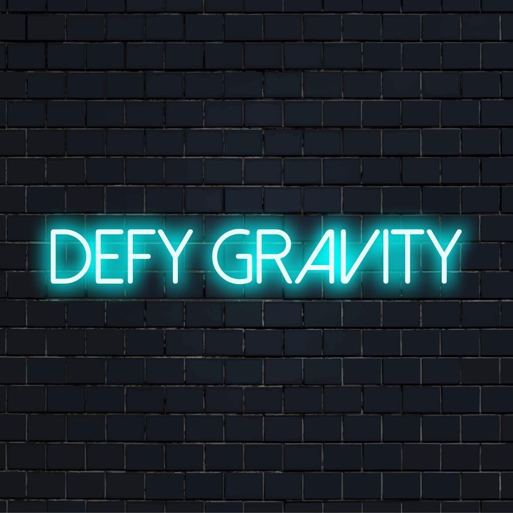 LED-neonbord met de tekst Defy Gravity, perfect voor inspirerende decoratie, met een mix van artistieke letters en helder licht.