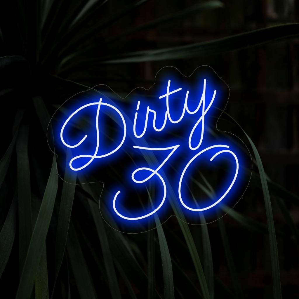 Het "Dirty 30 Neon Sign" licht op met een sprankelende gloed, waardoor de viering een speelse en levendige sfeer krijgt. Ideaal om de mijlpaal van 30 jaar te vieren.