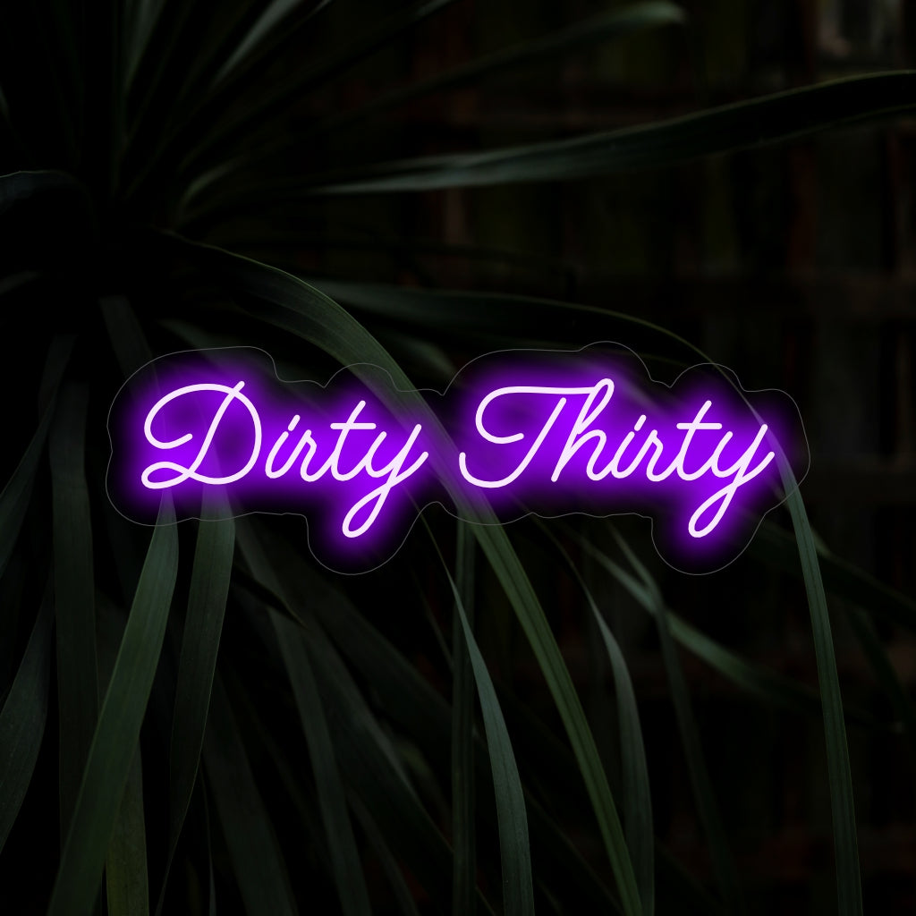"Dirty Thirty Neon Sign" licht op met een levendige gloed, waardoor de viering een speelse en uitgelaten sfeer krijgt. Perfect om de mijlpaal van dertig jaar te vieren.