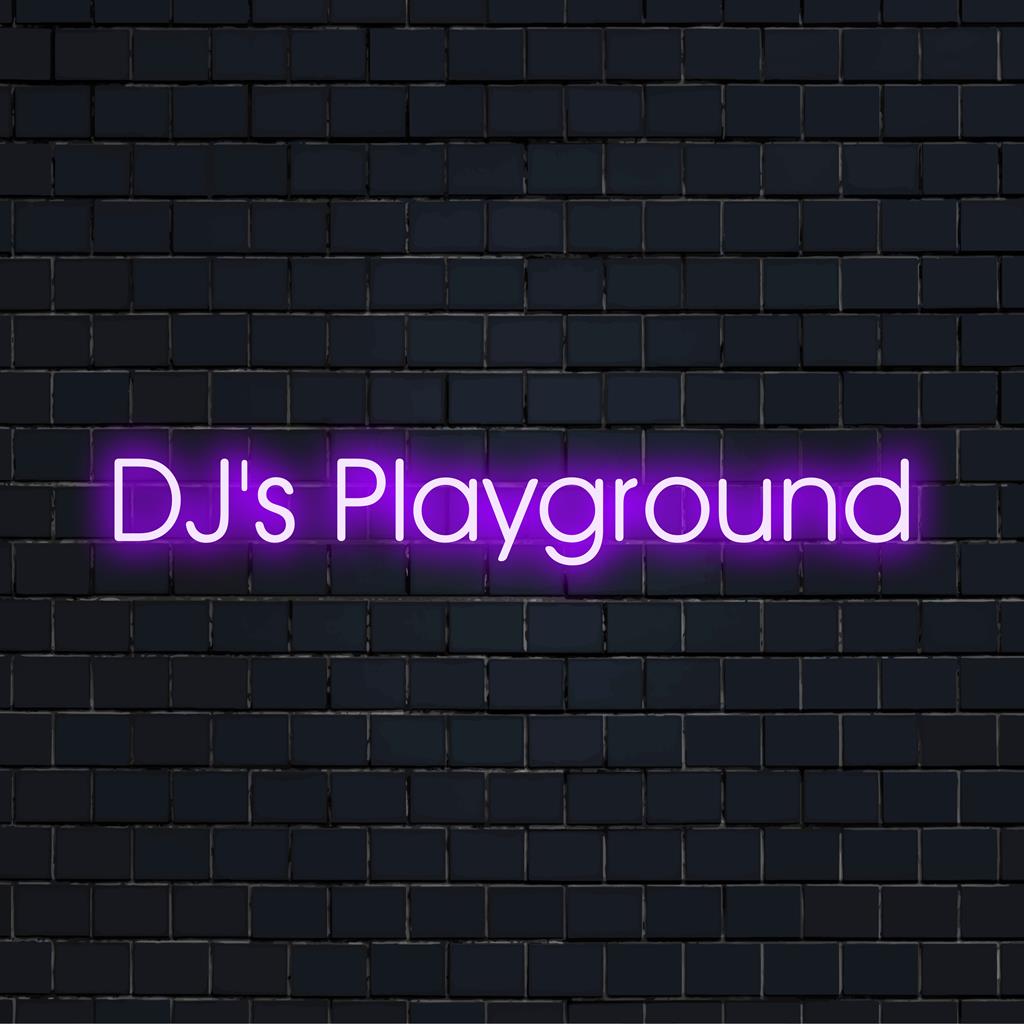 Een levendig, op maat gemaakt LED-neonbord met de tekst Dj's Playground, ideaal voor een unieke decoratie of gepersonaliseerde verlichting.