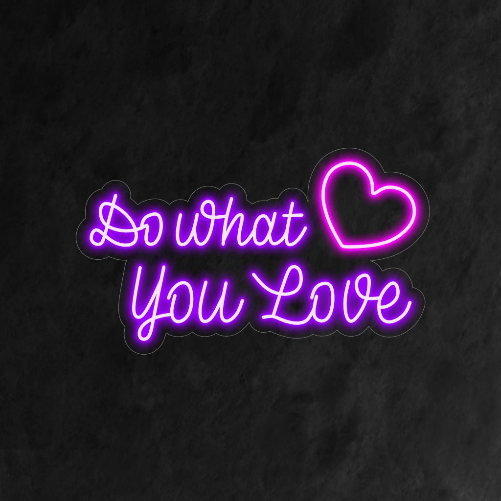 "Do What You Love Neon Sign" licht op met een bemoedigend licht en creëert een positieve en doelgerichte sfeer, perfect voor motiverende en inspirerende ruimtes.