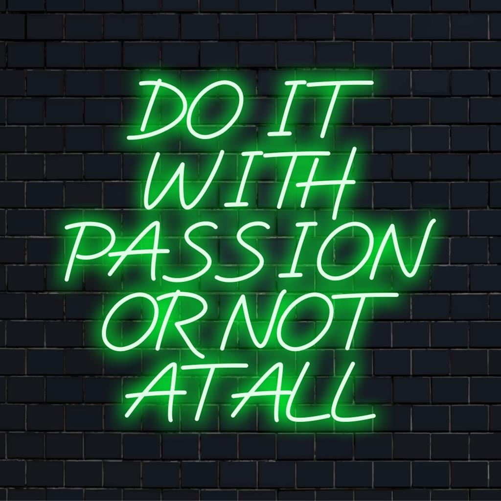 Speciaal ontworpen LED-neonreclame met de tekst Do It With Passion Or Not At All voor een levendige en motiverende decoratie.