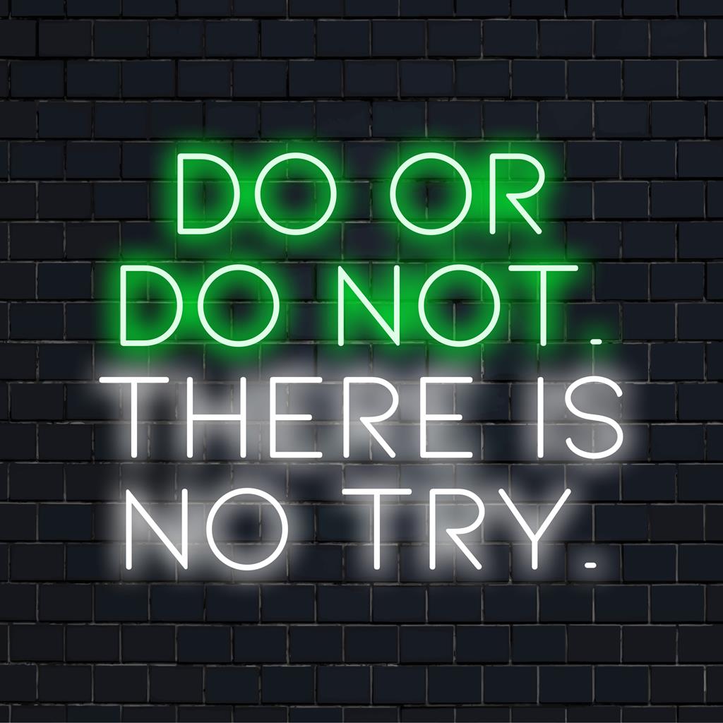 Op maat gemaakt LED-neonbord met de tekst 'Do Or Do Not, There Is No Try', perfect neoncitaat voor inspiratie en motivatie.