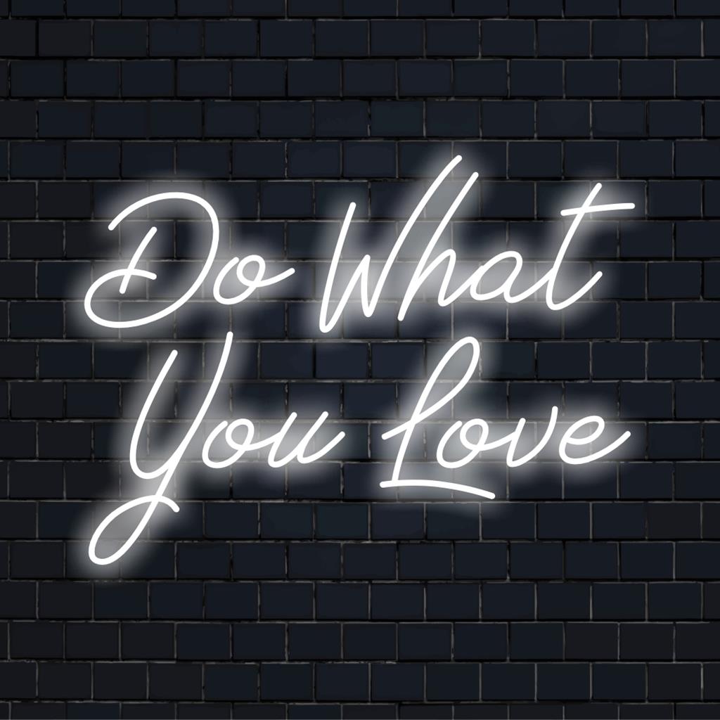 Een gepersonaliseerd LED-neonbord met de tekst 'Do What You Love'; perfect voor een persoonlijke decoratie, gloeiend met een motiverende neonsfeer.