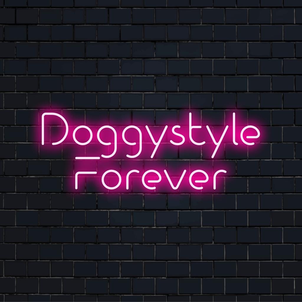 Een op maat gemaakt LED-neonbord met de tekst Doggystyle Forever, dat een unieke en levendige neonverlichting aan uw ruimte toevoegt.
