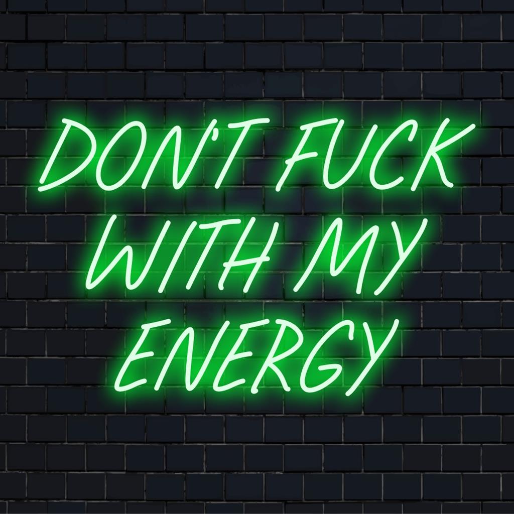 Levendig LED-neonbord met de opvallende tekst Don't Fuck My Energy, het perfecte gepersonaliseerde neoncitaat voor uw ruimte.