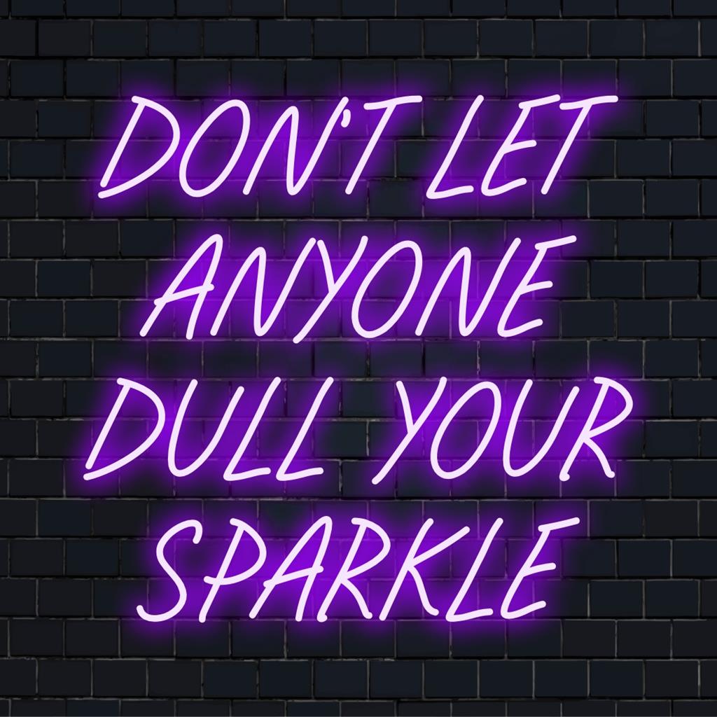 Een gepersonaliseerd LED-neonbord met de krachtige quote Don't Let Anyone Dull Your Sparkle, perfect voor een levendige muurdecoratie.